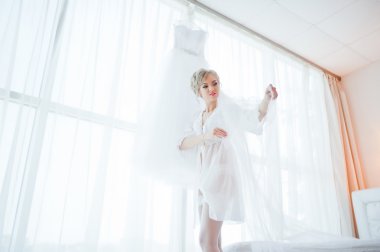 onu gelinlik elbisesi içinde nazik gelin baktı