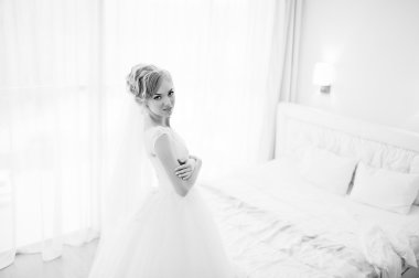 kanepede yumuşak sarı gelin şefkatle poz verdi