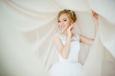 Perdeleri ihale poz verdi yumuşak sarı gelin