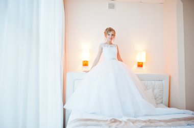 kanepede yumuşak sarı gelin şefkatle poz verdi