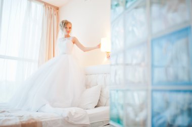 kanepede yumuşak sarı gelin şefkatle poz verdi