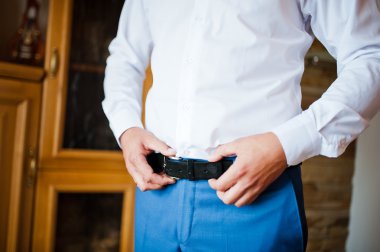 damat formal giyim ve Mavi takım elbise giymiş