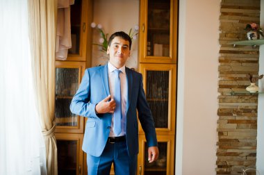 damat formal giyim ve Mavi takım elbise giymiş