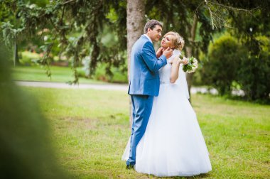 evlilik çift Park'ta yürüyordunuz aşık