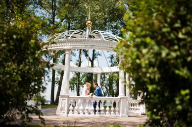 aşk arch yakınındaki düğün Çift