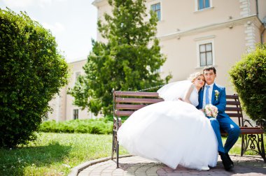 evlilik çift bankta oturan aşık