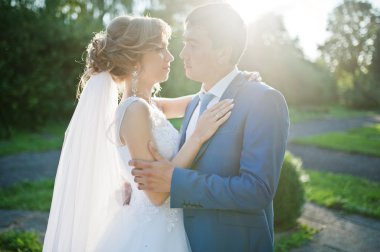 Düğün çift günbatımı üzerinde