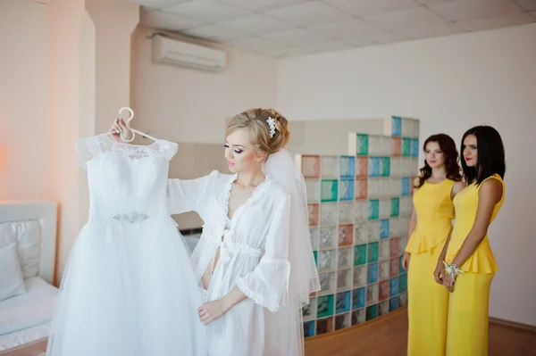Zachte blonde bruid met de bruidsmeisjes op gele jurk — Stockfoto