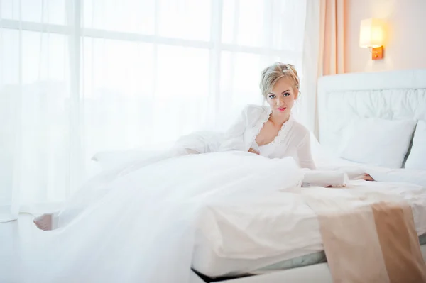 Sanfte blonde Braut auf Couch mit Brautkleid — Stockfoto