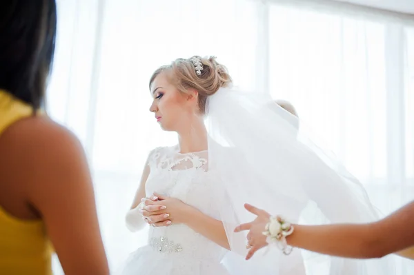 Noiva loira doce com damas de honra no vestido amarelo — Fotografia de Stock
