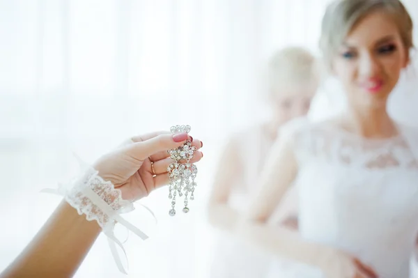 Bruidsmeisje slijtage oorbellen bruid — Stockfoto