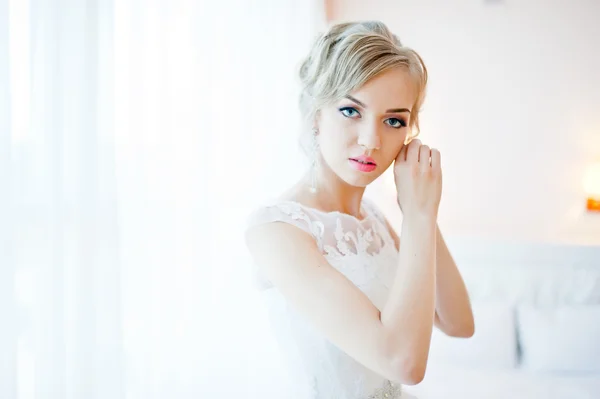 金髪の美しい花嫁の肖像画を間近します。 — ストック写真