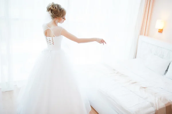 ソファの上の穏やかな金髪花嫁を優しく提起 — ストック写真
