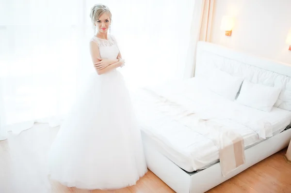 Zachte blonde bruid op Bank teder gesteld — Stockfoto