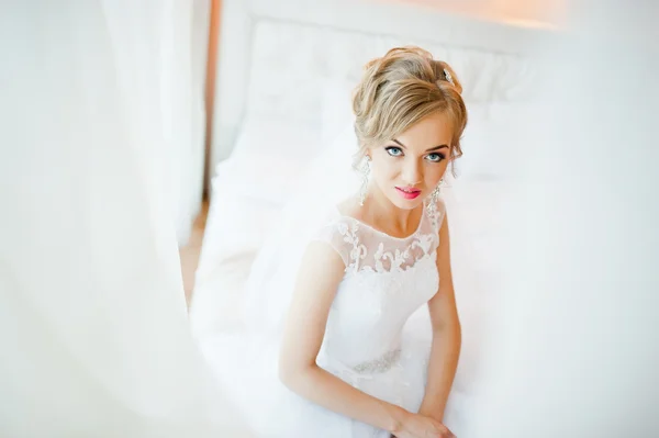 Douce mariée blonde sur le canapé posé tendrement — Photo