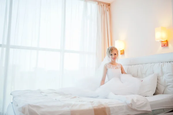 ソファの上の穏やかな金髪花嫁を優しく提起 — ストック写真