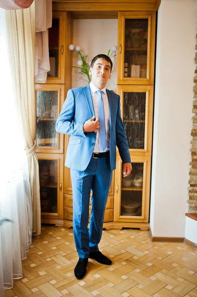 Damat formal giyim ve Mavi takım elbise giymiş — Stok fotoğraf