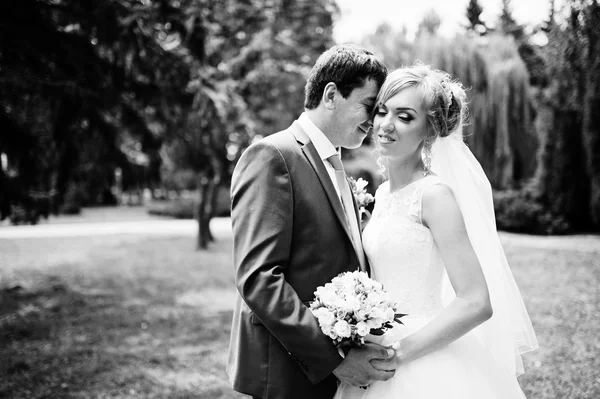 Couple de mariage amoureux marche dans le parc — Photo