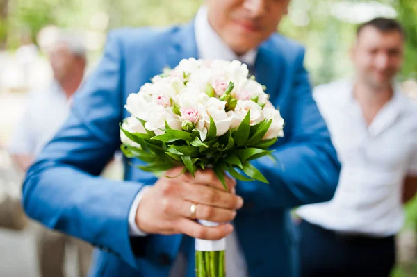 Groom on blue suit with wedding bouquet — Stock Photo, Image