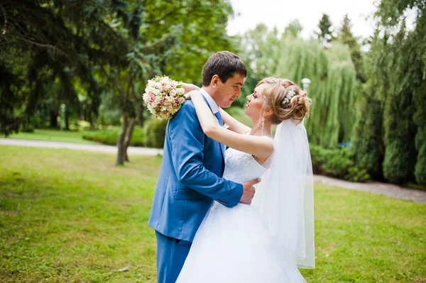 Casal de casamento apaixonado andando no parque — Fotografia de Stock