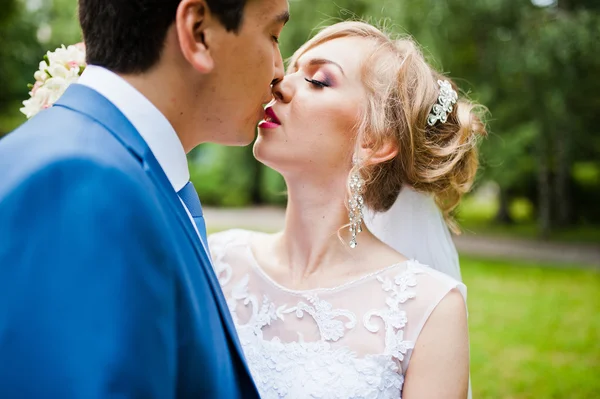 Pareja de boda en el amor caminando en parque — Foto de Stock