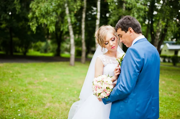 Casal de casamento apaixonado andando no parque — Fotografia de Stock