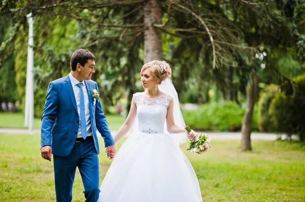 Couple de mariage amoureux marche dans le parc — Photo