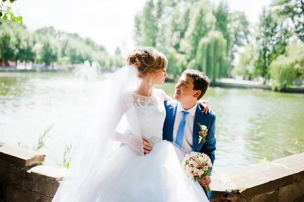 Bröllop par i kärlek promenader i parken — Stockfoto