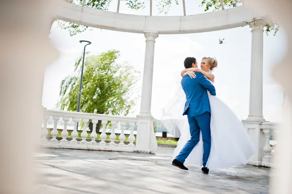 Matrimonio coppia vicino arco d'amore — Foto Stock