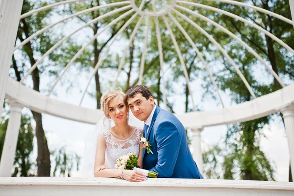 Couple de mariage près de arche d'amour — Photo