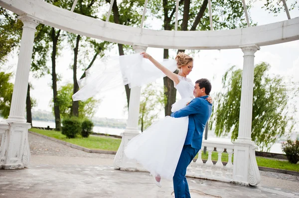 Matrimonio coppia vicino arco d'amore — Foto Stock