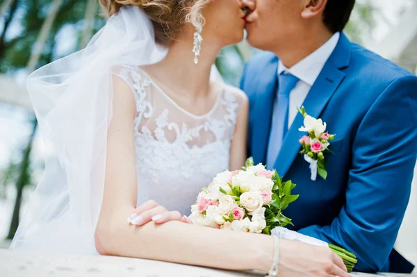 Svatební pár poblíž oblouk lásky — Stock fotografie