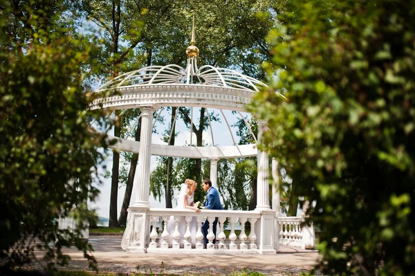 Casamento casal perto arco de amor — Fotografia de Stock