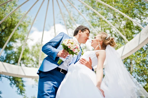 Casamento casal perto arco de amor — Fotografia de Stock