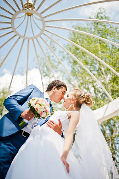 Esküvői pár arch közelében, a szeretet — Stock Fotó