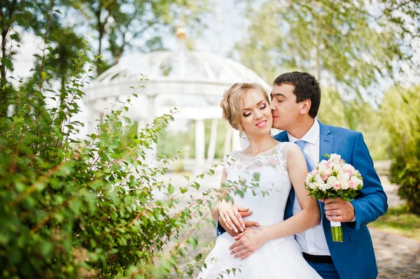 Pareja de boda cerca del arco del amor —  Fotos de Stock