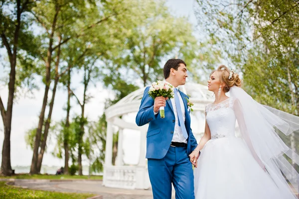 Couple de mariage près de arche d'amour — Photo