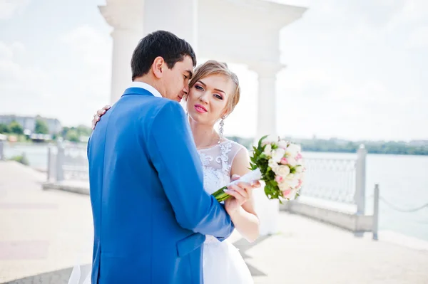 晴れた日に湖の近くの新婚 — ストック写真