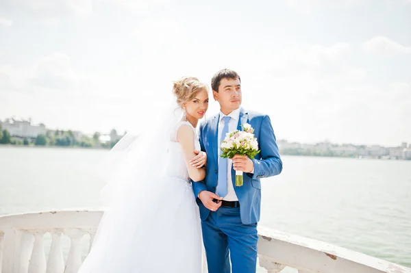 Appena sposati vicino al lago nella giornata di sole — Foto Stock