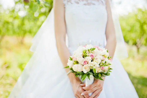 Bouquet de casamento concurso na mão da noiva — Fotografia de Stock