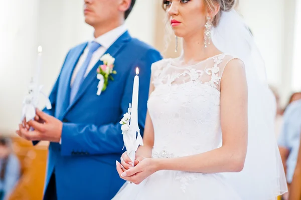 Ζευγάρι γάμος σε εκκλησία με κερί στα χέρια — Φωτογραφία Αρχείου