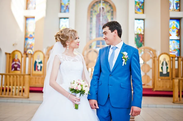 Γάμος ζευγάρι στο εκκλησιών ψάχνει και χαμόγελο μεταξύ τους — Φωτογραφία Αρχείου