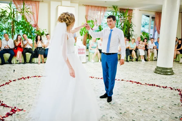 Primeira dança de casamento de par em pétalas de rosa — Fotografia de Stock