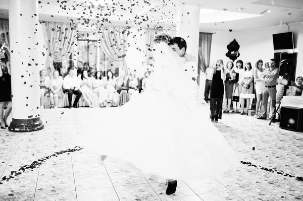 Pierwszy taniec weselny para w płatki róży — Zdjęcie stockowe