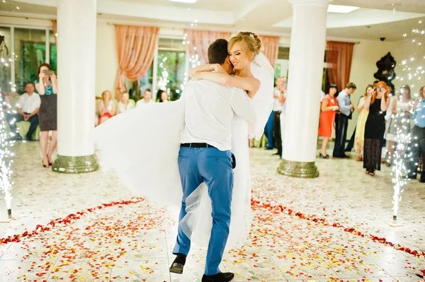 第一次婚礼跳舞的夫妇在花瓣的玫瑰 — 图库照片