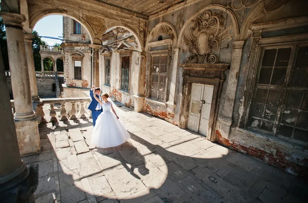 Tendre mariage couple arrière-plan vieille architecture du château — Photo