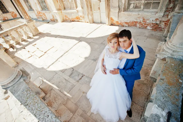 Tender casamento casal fundo velho arquitetura do castelo — Fotografia de Stock