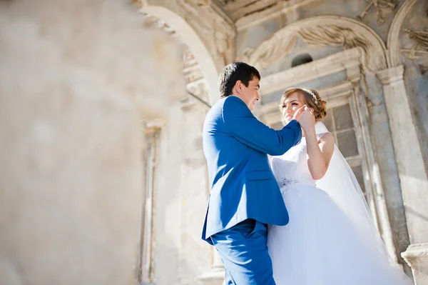 Tender matrimonio coppia sfondo vecchia architettura del castello — Foto Stock