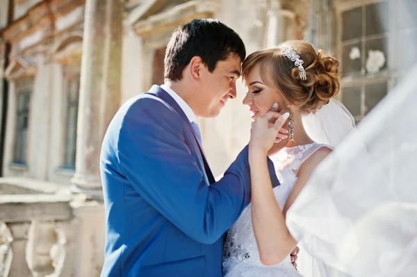 Tierna boda pareja fondo antigua arquitectura del castillo —  Fotos de Stock