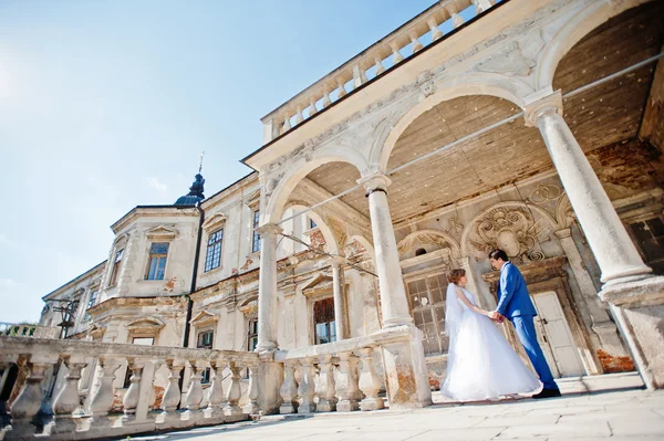 入札の結婚式のカップルは、城の古い建築をバック グラウンドします。 — ストック写真